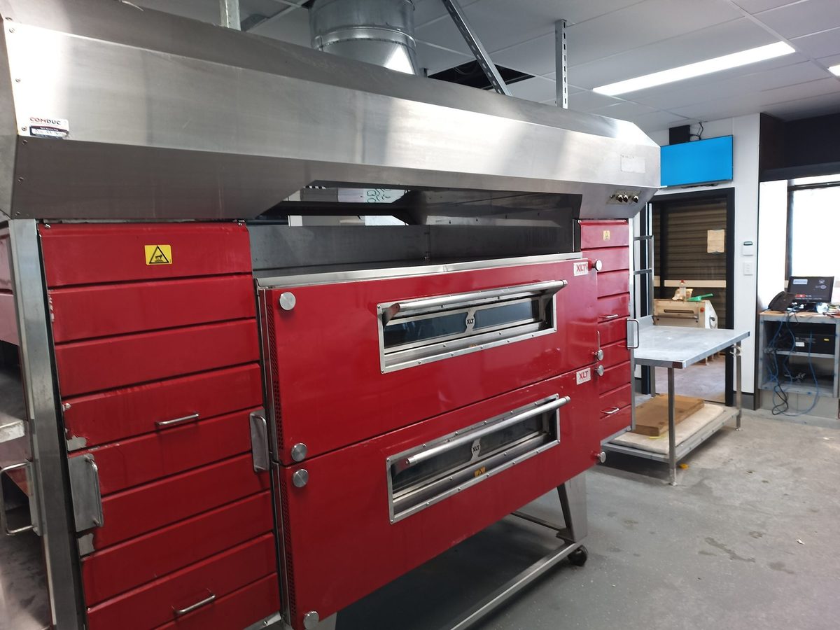 Double-deck conveyor pizza oven